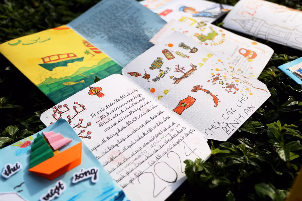 Весенние поздравительные открытки от детей со всей страны для офицеров и солдатов Чыонгша. (Фото: ВИА)