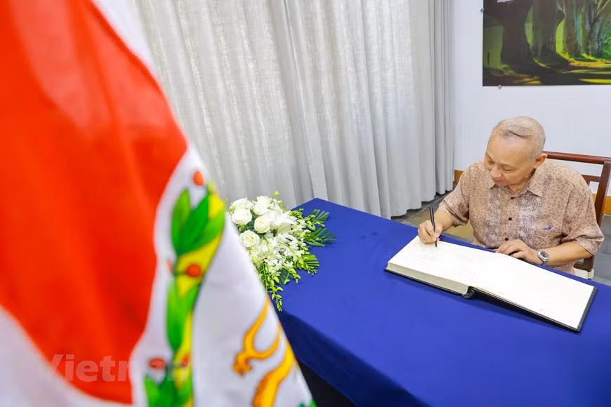 Г-н Бинь сказал: «Я пришел сюда, чтобы поделиться своей печалью как вьетнамец, который любит королеву Елизавету II. Королева — дружелюбный человек, в последнее время незаметно продвигающий отношения между Вьетнамом и Великобританией. Я желаю разделить эту потерю с британским народом». Церемония в Вестминстерском аббатстве прошла в широком составе — всего там присутствовало 2 тыс. гостей. Она продлилась около часа. После того как был исполнен британский гимн — «Боже, храни короля», гроб с телом Елизаветы вынесли из церкви. Миновав арку Веллингтона, процессия двинулась в сторону Виндзорского замка, главной резиденции и символа британских монархов. Там в часовне Святого Георгия прошла уже более камерная панихида.После того как декан Виндзора епископ Дэвид Коннер произнес псалом 103 из Псалтыри, а герольдмейстер ордена Подвязки Дэвид Вайнс Уайт зачитал все титулы Елизаветы II, гроб с ее телом опустили в королевский склеп в часовне Святого Георгия. В районе 19:30 по Лондону — еще одна служба, на этот раз полностью закрытая, на ней только представители правящей династии. (Фото: Минь Шон/ Vietnam+) 