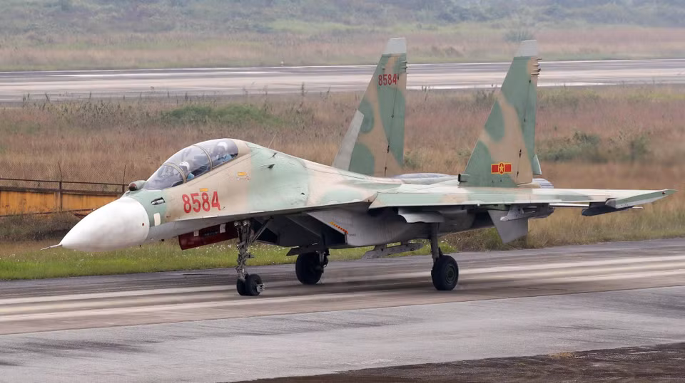 Самолет Су30 приземлился после полета на Международную оборонную выставку 2022 г. (Фото: Чонг Дык/ВИА)