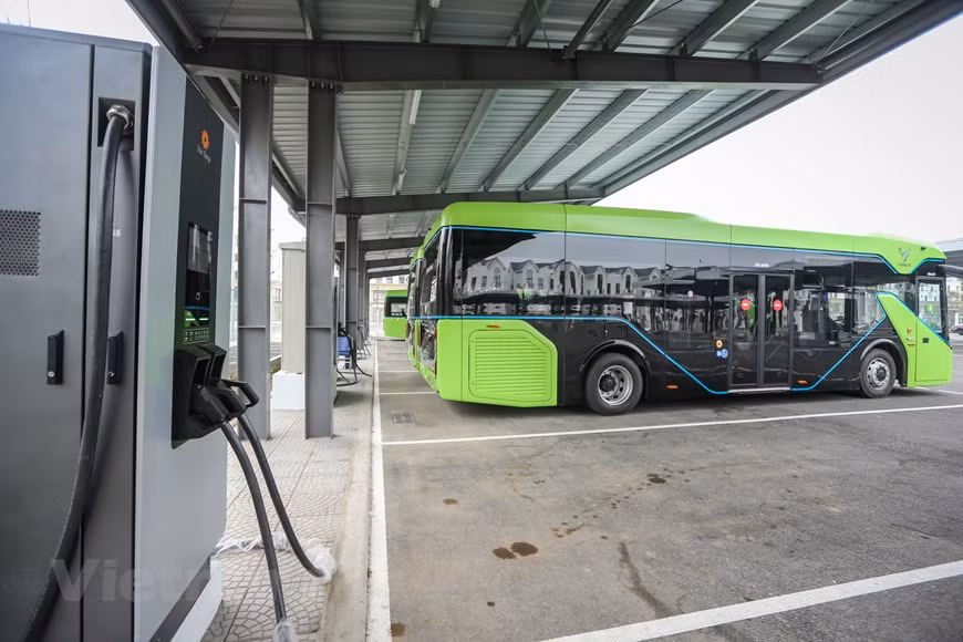 Vingroup запускает автобусную компанию, которая будет использовать 3.000 электробусов во Вьетнаме. VinBus будет на 100% использовать электрические автобусы производства VinFast в своем стремлении построить современную и экологически чистую сеть общественного транспорта. Вьетнамский конгломерат Vingroup объявил о создании транспортной компании VinBus Transport Service, которая официально занимается пассажирскими перевозками. VinBus будет работать полностью в рамках некоммерческой модели, чтобы внести свой вклад в строительство цивилизованной и современной системы общественного транспорта, уменьшая загрязнение воздуха и шум в крупных городах Вьетнама. . С аккумулятором емкостью 281 кВтч автобус может проехать от 220 до 260 километров без подзарядки. Cовременные, умные и безопасные электрические автобусы VinBus и специализированное обслуживание VinBus будут иметь большое значение. (Фото: Vietnam+)