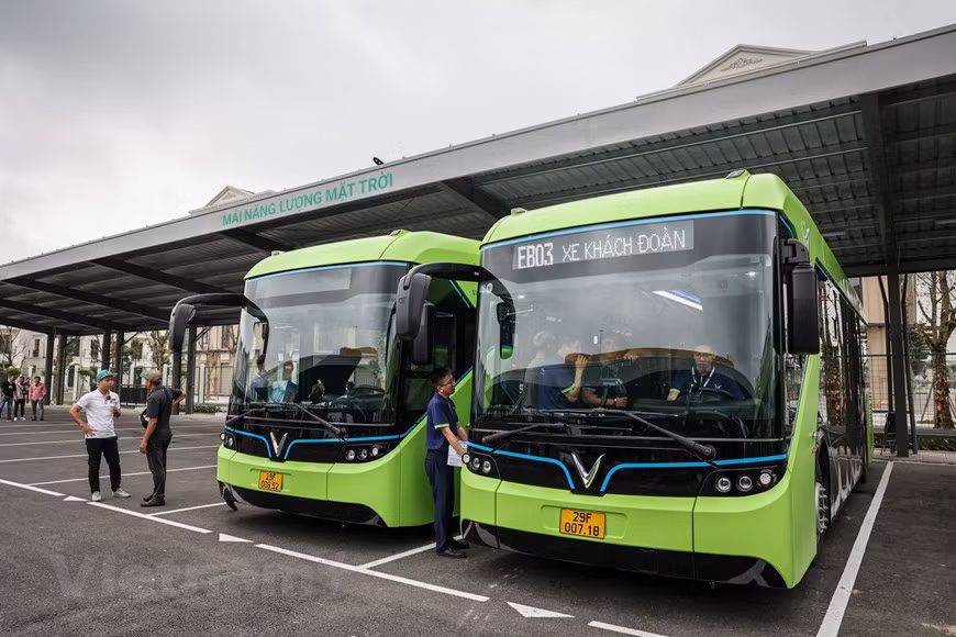 8 апреля, Vinbus запустил первую услугу умного электрического автобуса на своих внутренних территориях. Автобусы курсировали в городской зоне Vinhomes Ocean Park в районе Gia Lam, Ханой, в ожидании завершения процедур подключения к городской сети общественного транспорта. Vinbus - это модель электрического автобуса, производимая и собираемая VinFast на ее автомобильном производственном комплексе в городе Хайфон. Каждый автобус оснащен автоматизированной системой, способной контролировать поведение водителя и предупреждать о небезопасных ситуациях, бортовой системой оповещения, бесплатным Wi-Fi, портами для зарядки USB и камерами наблюдения, среди прочего. С аккумулятором емкостью 281 кВтч автобус может проехать от 220 до 260 километров без подзарядки. Он может полностью зарядиться всего за два часа от сети зарядных станций VinBus мощностью 150 кВт. (Фото: Vietnam+)