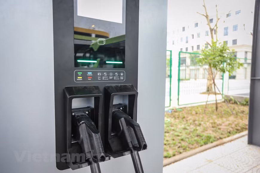 Ожидается, что VinBus будет предоставлять транспортные услуги, начиная с 5 крупных городов: Ханоя, Хайфона, Дананга, Хошимина и Кантхо. Чтобы удовлетворить потребности людей в мобильности, внести свой вклад в строительство сетей общественного транспорта и особенно уменьшить выбросы и шум, VinBus будет использовать 100% электрических автобусов. В ближайшей перспективе компания будет эксплуатировать 3 тысячи электробусов производства VinFast. В настоящее время автобусный завод VinFast разрабатывает и устанавливает заводскую систему. Создание VinBus - следующий конкретный шаг в стратегии Vingroup по разработке экологически чистых электромобилей в целом и электрических автобусов в частности. Все автобусы VinBus будут управляться и контролироваться умной системой посредством централизованного мониторинга, зарядки, проверки безопасности, технического обслуживания, ремонта и автоматической очистки на станциях депо, научно организованных в соответствии с основными линиями VinBus. (Фото: Vietnam+)