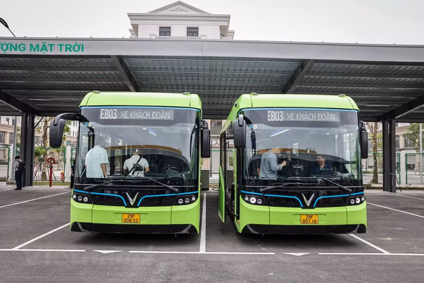 Транспортная компания Vinbus Ecology Transport Services (VinBus), входящая в крупнейший во Вьетнаме конгломерат Vingroup, опробовала свой «умный» электрический автобус на улицах Ханоя после месячных испытаний в городских районах VinGroup. Транспортная компания Vinbus Ecology Transport Services (VinBus), входящая в крупнейший во Вьетнаме конгломерат Vingroup, 17 мая опробовала свой умный электрический автобус на улицах Ханоя после месячных испытаний в городских районах VinGroup. Автобусы курсируют по маршрутам Хаонам - Vinhomes Ocean Park, Times City - зона центральных агентств и Ho Tay Water Park - Vinhomes Smart City. Представитель Vinbus сообщил, что во время испытаний автобусы не перевозят пассажиров. Планируется, что VinBus будет предоставлять услуги общественного транспорта в пяти крупных городах Вьетнама: Ханое, Хайфоне, Дананге, Хошимине и Кантхо. (Фото: Vietnam+)