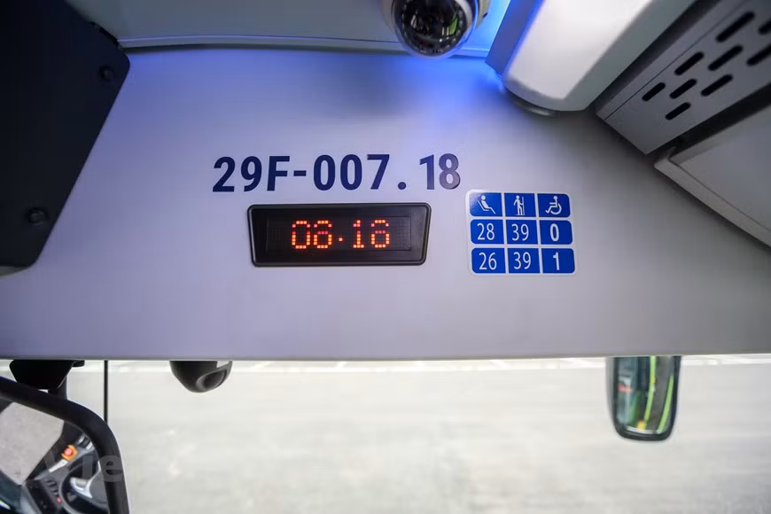 Все автобусы VinBus будут управляться и контролироваться умной системой посредством централизованного мониторинга, зарядки, проверки безопасности, технического обслуживания, ремонта и автоматической очистки на станциях депо, научно организованных в соответствии с основными линиями VinBus. С аккумулятором емкостью 281 кВтч автобус может проехать от 220 до 260 километров без подзарядки. Он может полностью зарядиться всего за два часа от сети зарядных станций VinBus мощностью 150 кВт. «Под девизом “Служение от всего сердца” мы верим, что современные, умные и безопасные электрические автобусы VinBus и специализированное обслуживание VinBus будут иметь большое значение. VinBus будет работать полностью в рамках некоммерческой модели, чтобы внести свой вклад в строительство цивилизованной и современной системы общественного транспорта, уменьшая загрязнение воздуха и шум в крупных городах Вьетнама. (Фото: Vietnam+)