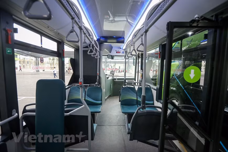 Vinbus - это модель электрического автобуса, производимая и собираемая VinFast на ее автомобильном производственном комплексе в городе Хайфон. Каждый автобус оснащен автоматизированной системой, способной контролировать поведение водителя и предупреждать о небезопасных ситуациях, бортовой системой оповещения, бесплатным Wi-Fi, портами для зарядки USB и камерами наблюдения, среди прочего. С аккумулятором емкостью 281 кВтч автобус может проехать от 220 до 260 километров без подзарядки. Он может полностью зарядиться всего за два часа от сети зарядных станций VinBus мощностью 150 кВт. Планируется, что VinBus будет предоставлять услуги общественного транспорта в пяти крупных городах Вьетнама: Ханое, Хайфон, Дананг, Хошимин и Кантхо. Компания работает по некоммерческой модели, стремясь создать современную сеть общественного транспорта, которая снизит загрязнение воздуха и уровень шума в крупных городах Вьетнама. (Фото: Vietnam+)