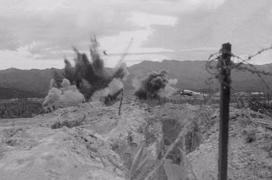 22 апреля 1954 года вьетнамские войска неожиданно атаковали позицию 206 и полностью уничтожили ее. Это была последняя позиция на западной стороне аэродрома Мыонгтхань. (Фото: Архив ВИА)