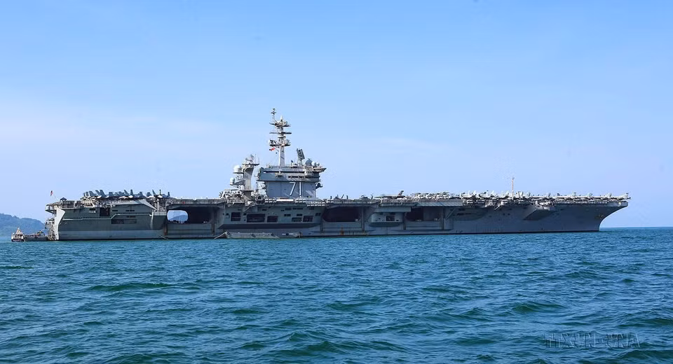 Конвой ВМС США в составе авианосца USS Theodore Roosevelt и крейсера USS Bunker Hill пришвартовался в порту Тиенша (Дананг), посещая Вьетнам с 5 по 9 марта 2020 года. (Фото: ВИА)