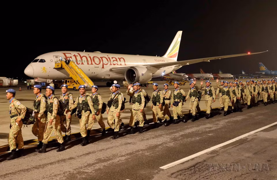 1-я группа инженеров-миротворцев прибыла в международный аэропорт Нойбай после завершения миссии в миссии ЮНИСФА (район Абьей). (Фото: ВИА)