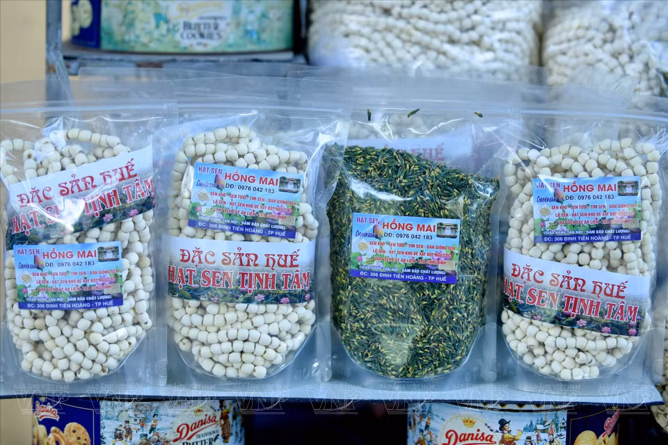 Продукты из лотоса в озере Тиньтам продаются на улице Динь Тиен Хоанг. (Фото: ИЖВ)