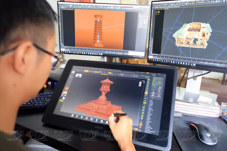 Архитектор Динь Вьет Фыонг использовал 3D-технологию для оцифровки чертежей некоторых произведений буддийской культуры. (Фото: ИЖВ) 