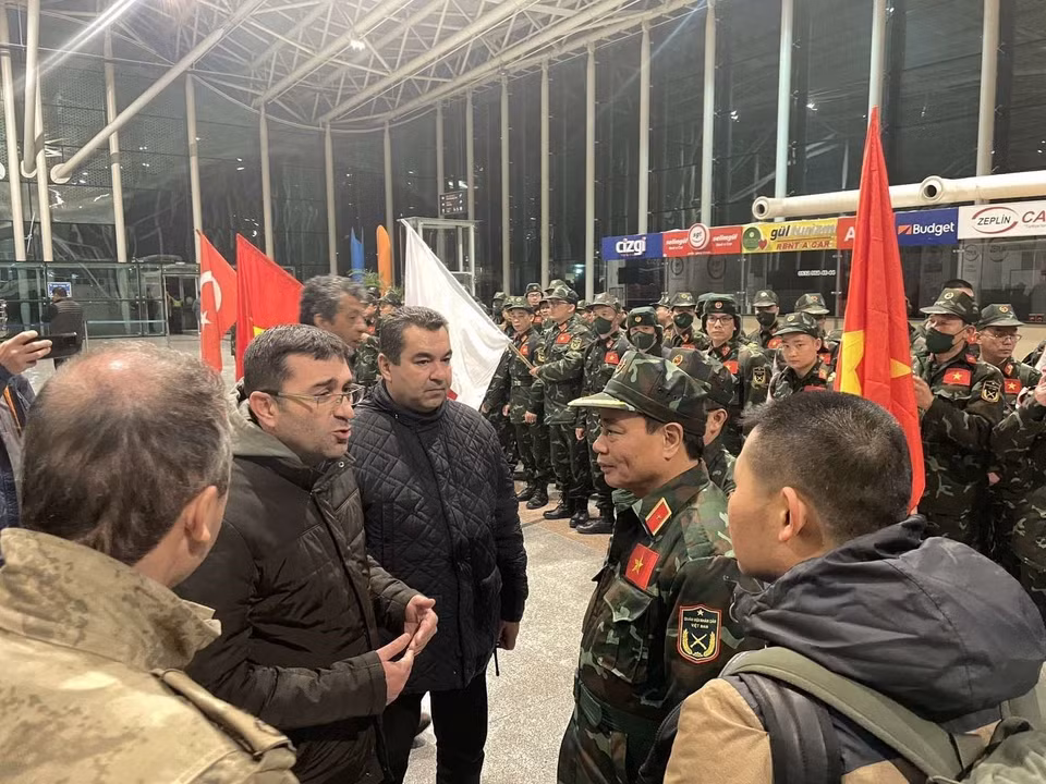 Генерал-майор Фам Ван Ти, заместитель начальника Спасательно-спасательного департамента (Генеральный штаб ВНА), заместитель начальника Национального комитета по реагированию на инциденты и стихийные бедствия и поисково-спасательной операции обменивался с представителем Генерального координированного управления по вопросам стихийных бедствий и чрезвычайных ситуаций при Министерстве внутренних дел Турции, чтобы разобраться в ситуации. (Фото: ВИА)