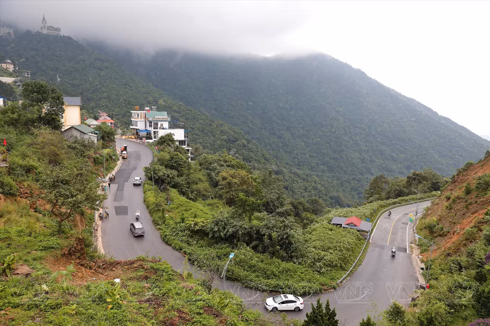 Дорога в городок Тамдао извивается, словно шелковые полосы, пересекающие горные склоны. (Фото: ИЖВ)