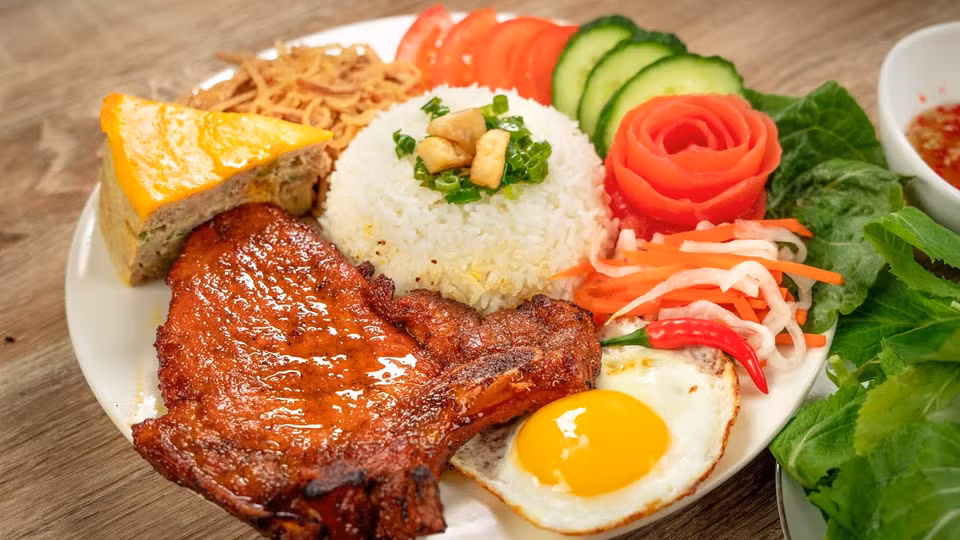 Вкусный и привлекательный обед из дробленого риса. (Фото: ВИА)