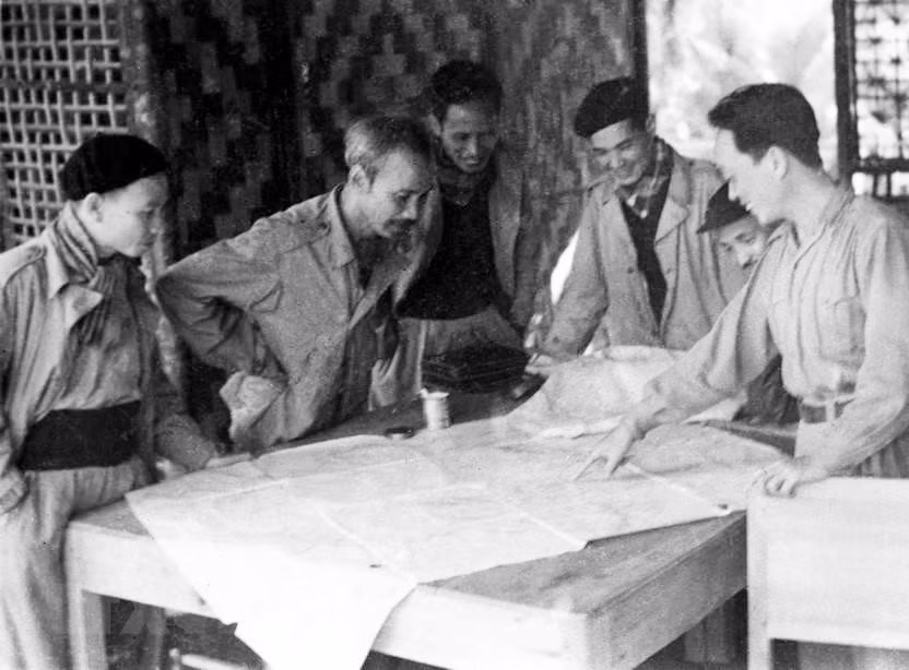 В июне 1950 г. Дядя Хо и Постоянный комитет ЦК Партии выступили за открытие большой операции на вьетнамско-китайской границе с целью уничтожить значительную часть жизненных сил врага, частично освободить границы, открыть дороги с социалистическими странами, расширить и укрепить базы Вьетбака. (Фото: ВИА)