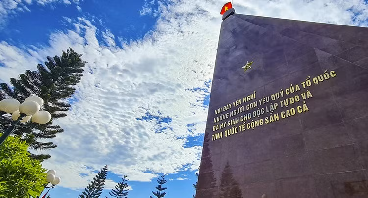 Кроме погибших в двух войнах сопротивления против французских колонизаторов и империалистов США, здесь покоились вьетнамские добровольцы, участвовавшие в интернациональной службе в Лаосе и Камбодже. (Фото: Газеты Tin tức)