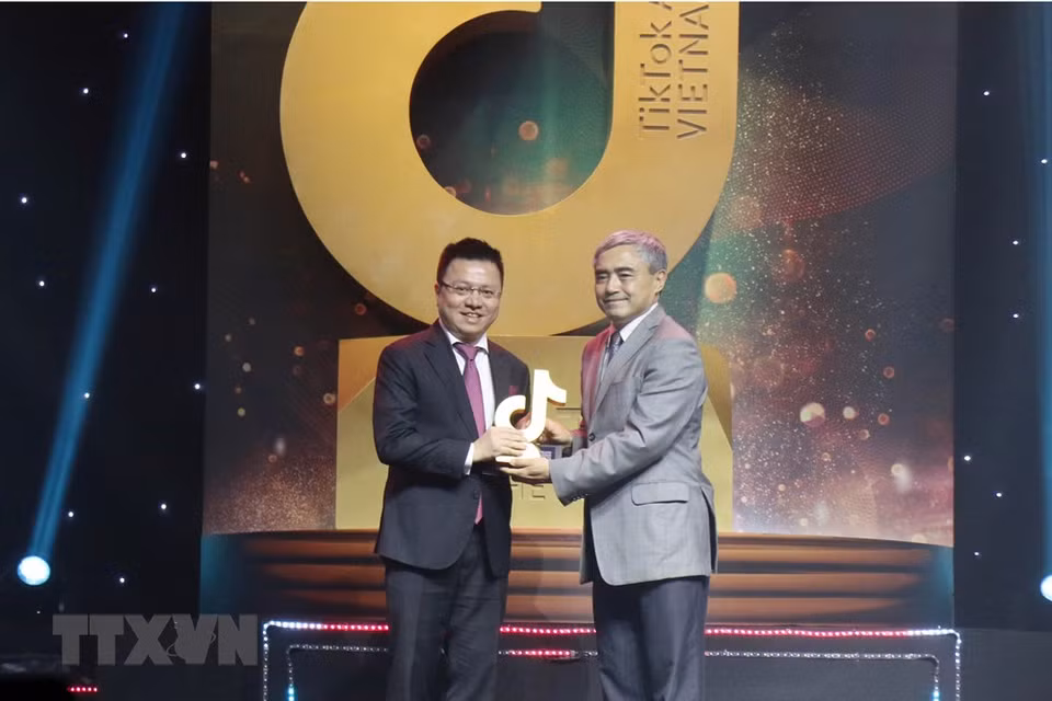 Награды TikTok Awards Vietnam впервые вручены в 11 номинациях. Информационный канал Factcheckvn на платформе TikTok ВИА отмечен как информационный канал с большим социальным влиянием. На фото: Заместитель генерального директора ВИА Ле Куок Минь получил награду для канала проверкой информации с большим социальным влиянием. (Фото: Тиен Лык /ВИА)
