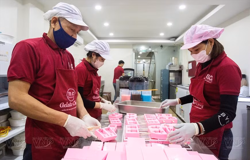  Сотрудники Gelato Chef создают мороженое в форме живописных мест Ханоя, которое изготавливается ежедневно. (Фото: ВИА)