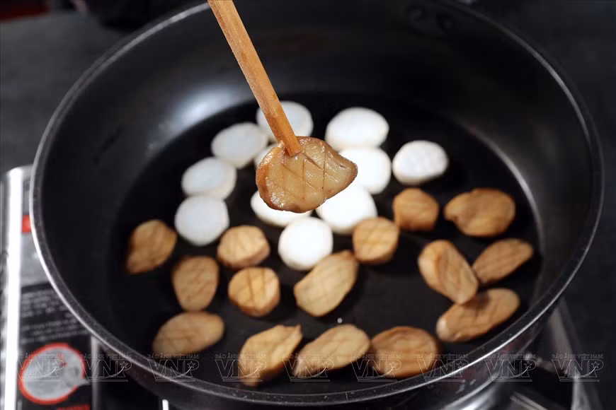 Шимеджи нарезают небольшими кусочками, а затем обжаривают. (Фото: ВИА)