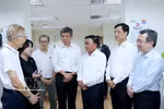 Член Политбюро, Постоянный член Секретариата ЦК КПВ Чан Кам Ту и заместитель генерального секретаря Партии народного действия Сингапура, министр обороны и министр-координатор государственных служб Чан Чун Синг посещают пункт приёма избирателей Партии народного действия Сингапура. Фото: ВИА.