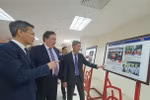 Посол США во Вьетнаме Марк Кнаппер и заместитель министра внутренних дел Као Хюй посетили выставку документов «30 лет дипломатических отношений между Вьетнамом и США». (Фото: ВИА).