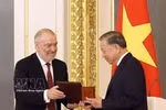 Народный артист Российской Федерации Валерий Гергиев, председатель жюри Международной премии мира имени Льва Толстого, вручает Международную премию мира имени Льва Толстого 2026 года Генеральному секретарю, Президенту государства То Ламу. Фото: ВИА
