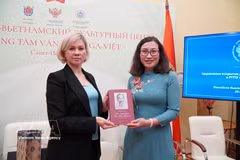Первый секретарь Посольства Вьетнама Май Нгуен Тует Хоа передаёт Центру ценные книги. Фото: ВИА.