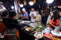 Жители и туристы знакомятся с блюдами кухни на павильонах фестиваля Food Tour. Фото: ВИА.