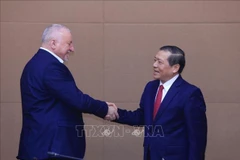 Член Центрального комитета партии, постоянный заместитель Заведующего Отделом ЦК КПВ по пропаганде и политическому воспитанию Лай Суан Мон и председатель Социалистической партии Венгрии (MSZP) Комьяти Имре. Фото: ВИА.