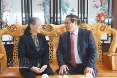 Премьер-министр Фам Минь Тьинь посетил и поздравил с Тэт семью покойного Генерального секретаря Нгуен Фу Чонга. Фото: ВИА.