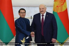 Чрезвычайный и Полномочный Посол Социалистической Республики Вьетнам в Беларуси Нгуен Ван Чунг и Президент Беларуси Александр Лукашенко. Фото: ВИА предоставило.