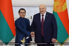Чрезвычайный и Полномочный Посол Социалистической Республики Вьетнам в Беларуси Нгуен Ван Чунг и Президент Беларуси Александр Лукашенко. Фото: ВИА предоставило.