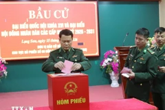 Избиратели пограничного поста международного пограничного перехода Хыунги провинции Лангшон голосуют на выборах. Фото: ВИА.