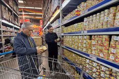 Покупатели внимательно проверяют консервированные продукты перед покупкой. Фото: ВИА.