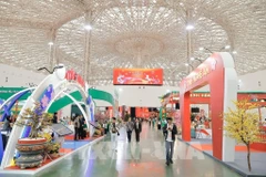 Посетители осматривают стенды на ярмарке. Фото: ВИА.