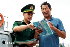 Пограничные силы проводят разъяснительную работу, чтобы рыбаки чётко понимали новые положения и строго соблюдали законодательство при промысле в море. Фото: ВИА.