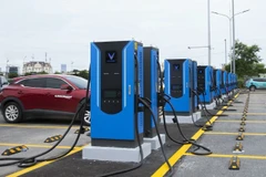 Зарядная станция для электромобилей V-Green была недавно открыта на парковке Минь Кхай, улица Каузиен, Ханой. (Фото: nhandan.vn)