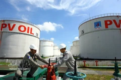 Эксплуатация системы снабжения нефтепродуктами на базе PV Oil Nhà Bè (город Хошимин), входящей в Вьетнамская национальная промышленно-энергетическая корпорация (Petrovietnam) — одного из крупнейших поставщиков нефтепродуктов на внутренний рынок. Фото: ВИА.