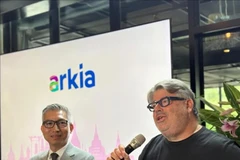 Посол Ли Дык Чунг и представитель авиакомпании Arkia на пресс-конференции, посвящённой объявлению о прямом рейсе Тель-Авив – Ханой авиакомпании Arkia. Фото: ВИА.