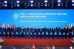 Премьер-министр Фам Минь Тьинь и главы делегаций стран — участников 6-го Совещания министров цифровых технологий АСЕАН (ADGMIN). Фото: ВИА.