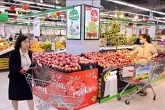 Потребители делают покупки в магазине Winmart в районе Хайбачыонг, Ханой. (Фото: ВИА)