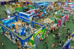 Торговые павильоны на ярмарке привлекают посетителей. (Фото: ВИА)