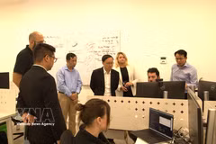 Специалист компании Qarakal Quantum знакомит Посла Нгуен Ки Шона с потенциальными возможностями применения квантовых технологий. Фото: ВИА.