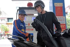 Покупка и продажа нефтепродуктов на одной из автозаправочных станций на территории Ханоя. Фото: ВИА.
