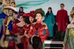 Завораживающие выступления на Фестивале туристического «аозай» Ханоя – 2025. Фото: Департамент туризма Ханоя.