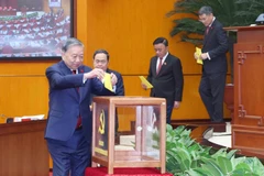 Члены Политбюро XIV созыва голосуют за избрание Генерального секретаря. Фото: ВИА.