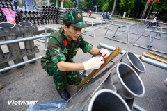 Монтажные работы выполняются с особой тщательностью в целях обеспечения безопасности. Фото: Vietnam+.