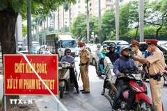 Сотрудники дорожной полиции проводят проверку уровня алкоголя у участников дорожного движения. Фото: ВИА.