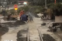 Участок железной дороги на территории коммуны Нам Камрань оказался затоплен, на пути сошли грунт и камни, что создало угрозу безопасности движения. Фото: ВИА.