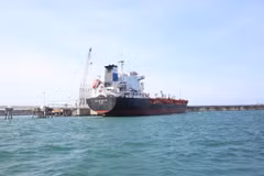 Судно «Au Lac Eagle» Генеральной компании по торговле и импорту-экспорту Thanh Le принимает партию бензина E10 RON95 в порту Jetty Нефтеперерабатывающего завода Зунгкуат. Фото: https://nangluongvietnam.vn/