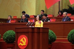 Товарищ Нгуен Тхи Тхань, член Центрального комитета Партии, член Постоянного комитета Партийного комитета Национального собрания, заместитель Председателя Национального собрания, выступает с докладом. Фото: ВИА.